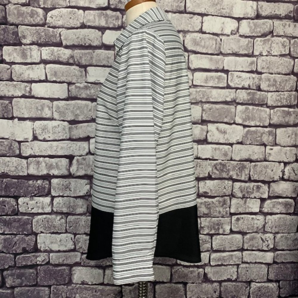 Chico's Striped Blouse Size Medium - Picture 4 of 9